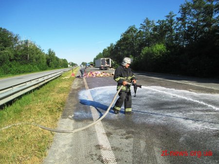 На трасі Київ - Чоп в результаті ДТП двох вантажівок стався розлив побутової хімії