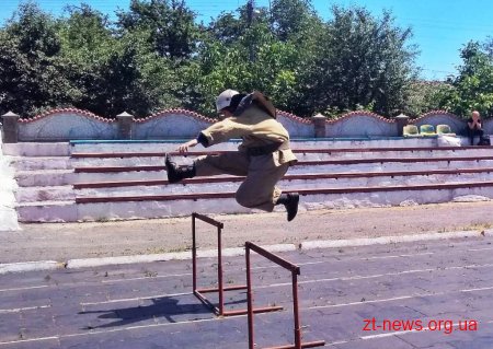 На Житомирщині юні рятувальники випробовують свої сили в обласному зборі-змаганні “Школа безпеки”