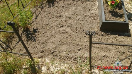 На Житомирщині вандал заради випивки руйнував цвинтарні огорожі