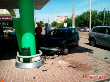 У Житомирі водій Renault не впорався з керуванням та зіткнувся з припаркованим на АЗС автомобілем