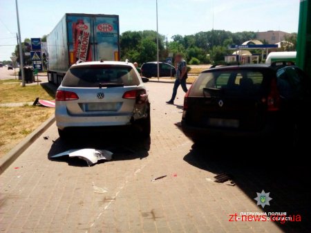 У Житомирі водій Renault не впорався з керуванням та зіткнувся з припаркованим на АЗС автомобілем