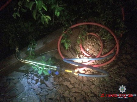 У Житомирському районі поліція затримала молодиків, які намагалися демонтувати залізничну колію
