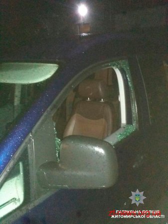 Патрульні затримали чоловіка, який розбив скло в кількох автомобілях та викрав з них речі