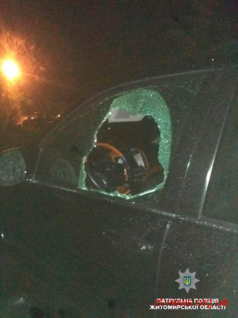 Патрульні затримали чоловіка, який розбив скло в кількох автомобілях та викрав з них речі