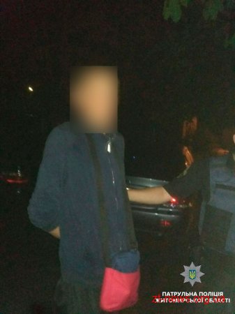 Патрульні затримали чоловіка, який розбив скло в кількох автомобілях та викрав з них речі