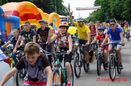 Понад 300 учасників взяли участь у велотурі «Зелене світло для велоруху в громадах»