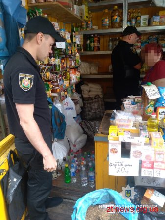 На Житньому ринку поліцейські з трьох торгових точок вилучили понад 100 літрів самогону