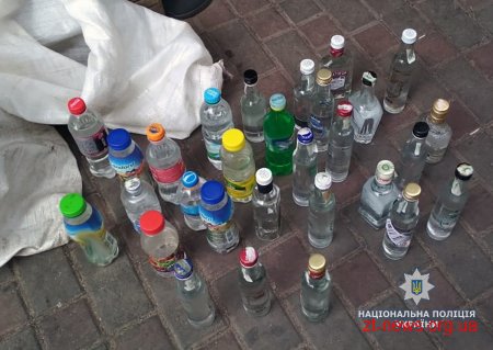 На Житньому ринку поліцейські з трьох торгових точок вилучили понад 100 літрів самогону