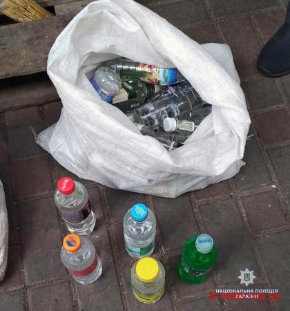 На Житньому ринку поліцейські з трьох торгових точок вилучили понад 100 літрів самогону