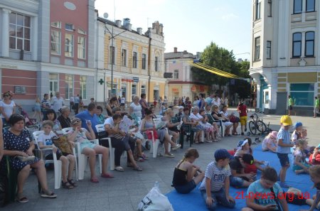 На Михайлівській відбулося театралізоване дійство для дітей «Кольорові канікули. Ура!»