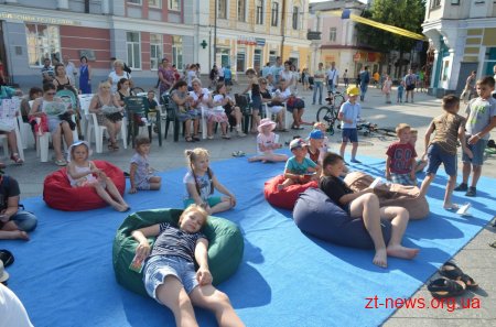 На Михайлівській відбулося театралізоване дійство для дітей «Кольорові канікули. Ура!»