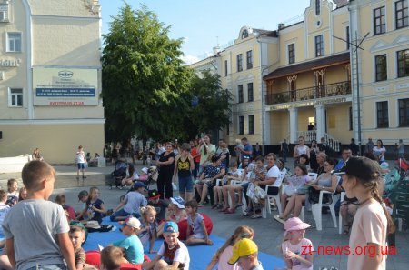 На Михайлівській відбулося театралізоване дійство для дітей «Кольорові канікули. Ура!»