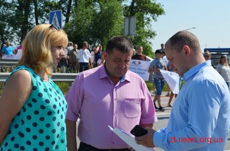 Поблизу села Перемога Новоград-Волинського району люди перекривали трасу