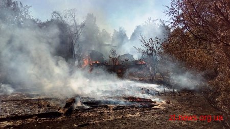 На Житомирщині через загоряння сухої трави зайнявся дерев'яний будинок