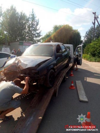 У Житомирі автомобіль, котрим керував водій напідпитку, в'їхав в електроопору