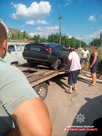 У Житомирі автомобіль, котрим керував водій напідпитку, в'їхав в електроопору