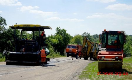У Ружинському районі на дорогах активно продовжують усувати ямковість