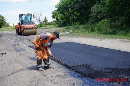 У Ружинському районі на дорогах активно продовжують усувати ямковість