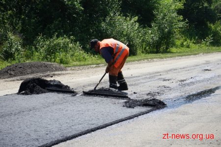 У Ружинському районі на дорогах активно продовжують усувати ямковість