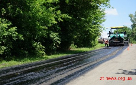 У Ружинському районі на дорогах активно продовжують усувати ямковість