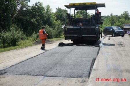 У Ружинському районі на дорогах активно продовжують усувати ямковість