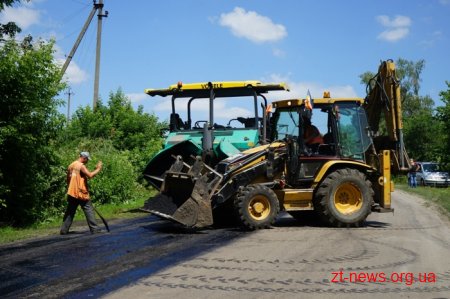 У Ружинському районі на дорогах активно продовжують усувати ямковість