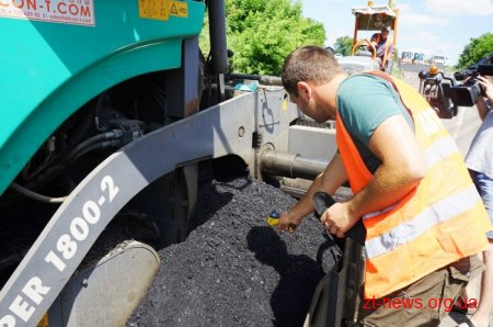 У Ружинському районі на дорогах активно продовжують усувати ямковість