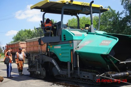 У Ружинському районі на дорогах активно продовжують усувати ямковість