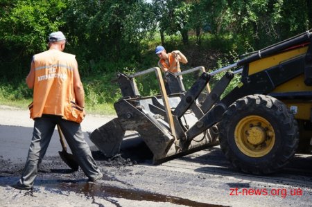 У Ружинському районі на дорогах активно продовжують усувати ямковість