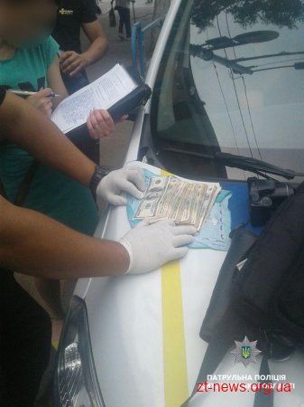 У Житомирі патрульні затримали жінок, які намагались отримати кошти за зняття "порчі"