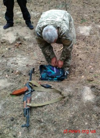 Прикордонники Житомирського загону затримали чоловіка зі зброєю