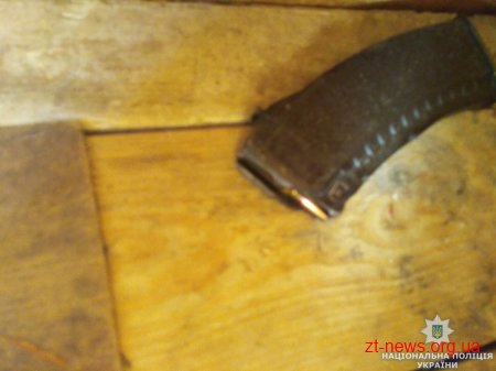У Брусилові поліцейські вилучили у батька та сина рушницю і пістолет