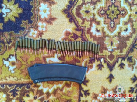 У Брусилові поліцейські вилучили у батька та сина рушницю і пістолет