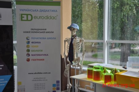 У Житомирі кожен міг побачити нові сучасні меблі та навчальні матеріали для перших класів
