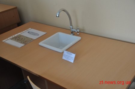У Житомирі кожен міг побачити нові сучасні меблі та навчальні матеріали для перших класів