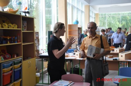 У Житомирі кожен міг побачити нові сучасні меблі та навчальні матеріали для перших класів