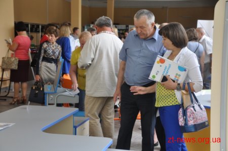 У Житомирі кожен міг побачити нові сучасні меблі та навчальні матеріали для перших класів