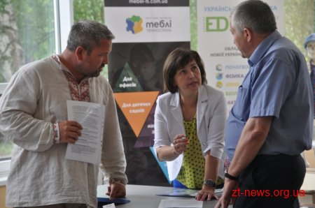 У Житомирі кожен міг побачити нові сучасні меблі та навчальні матеріали для перших класів