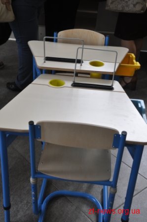 У Житомирі кожен міг побачити нові сучасні меблі та навчальні матеріали для перших класів