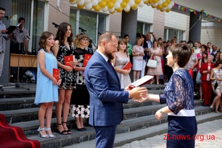 Майже тисяча студентів ЖДТУ отримала дипломи бакалаврів
