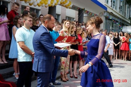 Майже тисяча студентів ЖДТУ отримала дипломи бакалаврів