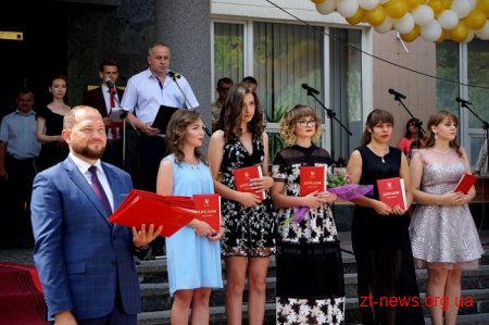 Майже тисяча студентів ЖДТУ отримала дипломи бакалаврів