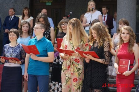 Майже тисяча студентів ЖДТУ отримала дипломи бакалаврів