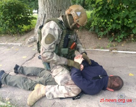 Правоохоронці затримали учасників злочинної групи, яких підозрюють у замаху на вбивство поліцейського