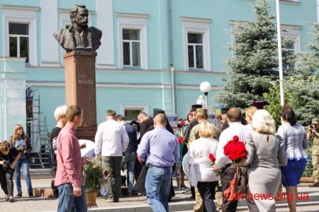 Патріотичною ходою та покладанням квітів розпочалося відзначення Дня Конституції