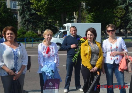 Патріотичною ходою та покладанням квітів розпочалося відзначення Дня Конституції
