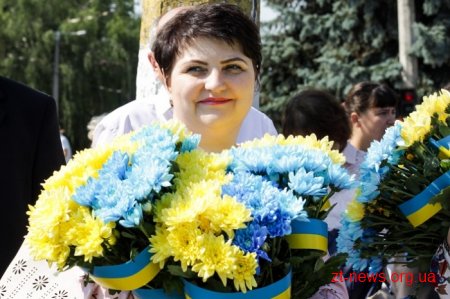 Патріотичною ходою та покладанням квітів розпочалося відзначення Дня Конституції