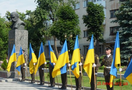 Патріотичною ходою та покладанням квітів розпочалося відзначення Дня Конституції