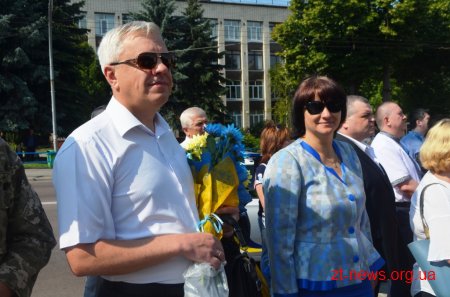Патріотичною ходою та покладанням квітів розпочалося відзначення Дня Конституції