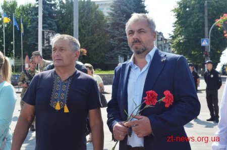 Патріотичною ходою та покладанням квітів розпочалося відзначення Дня Конституції
